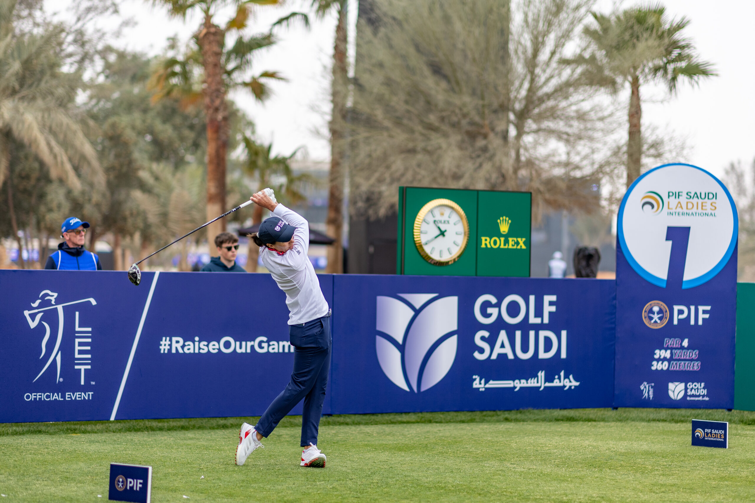 سفراء جولف السعودية يقودون التنافس في بطولة PIF لندن اللامعة بالنجوم