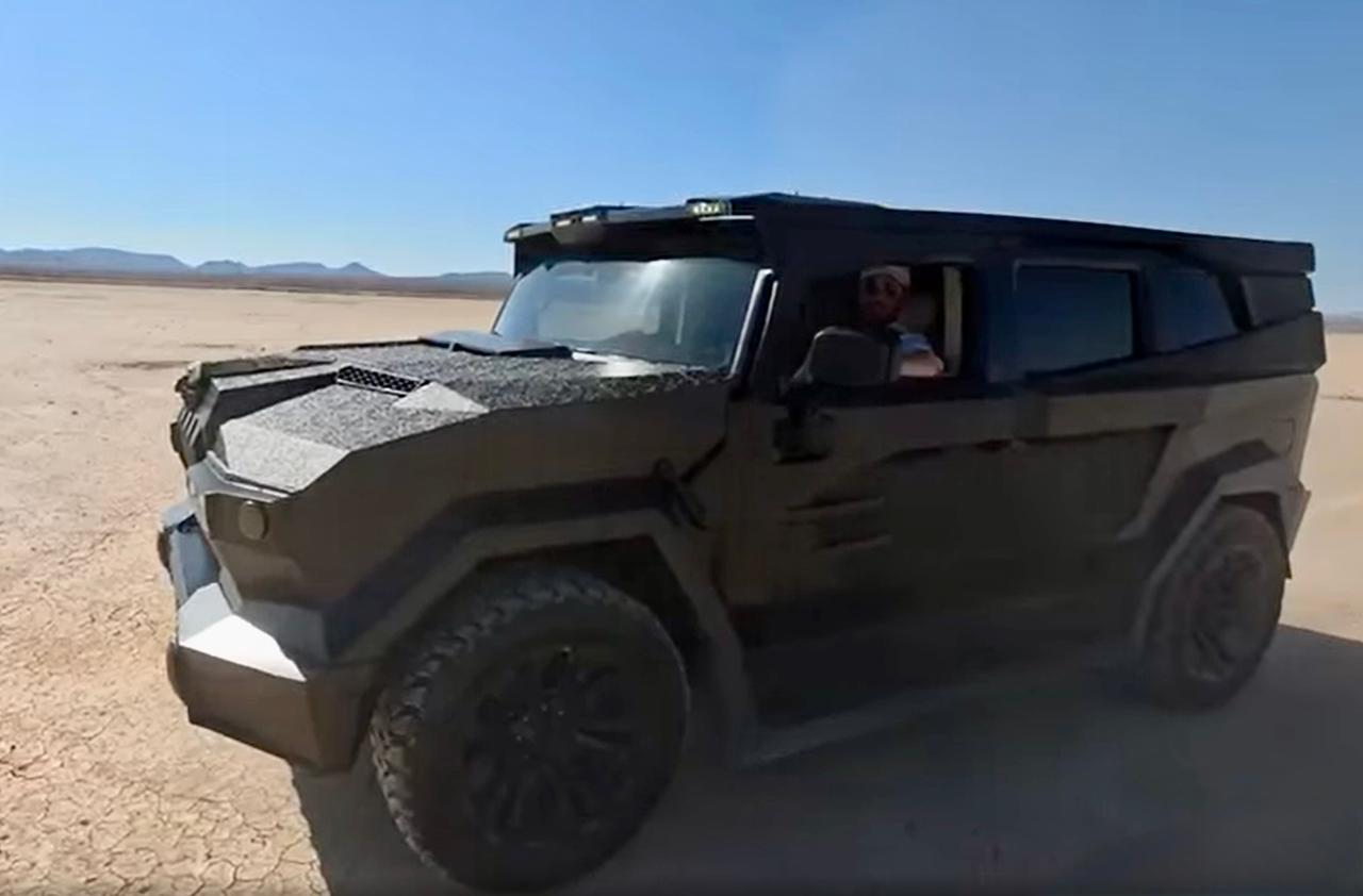 DARTZ تثير الجدل مجددًا: ظهور غامض لـ “الحصان الأسود” المدرعة في قلب الصحراء