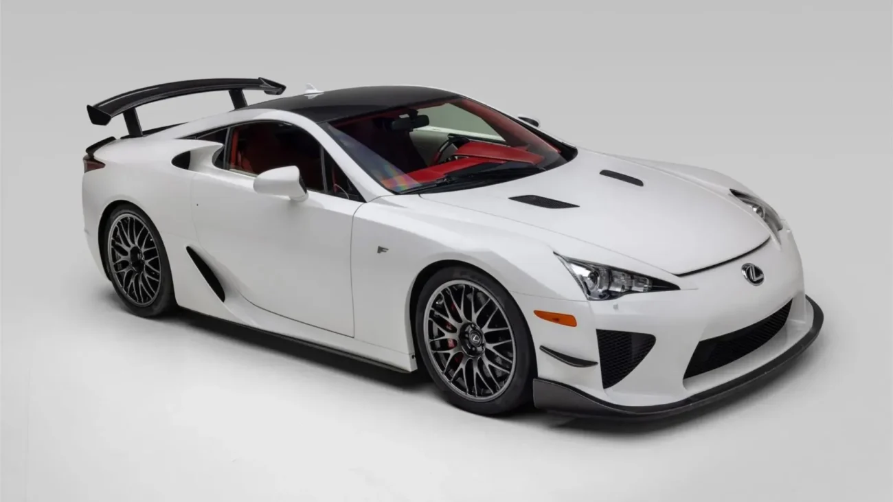 لكزس LFA Nürburgring البيضاء رقم 488 التي قطعت 116 كيلومتراً
