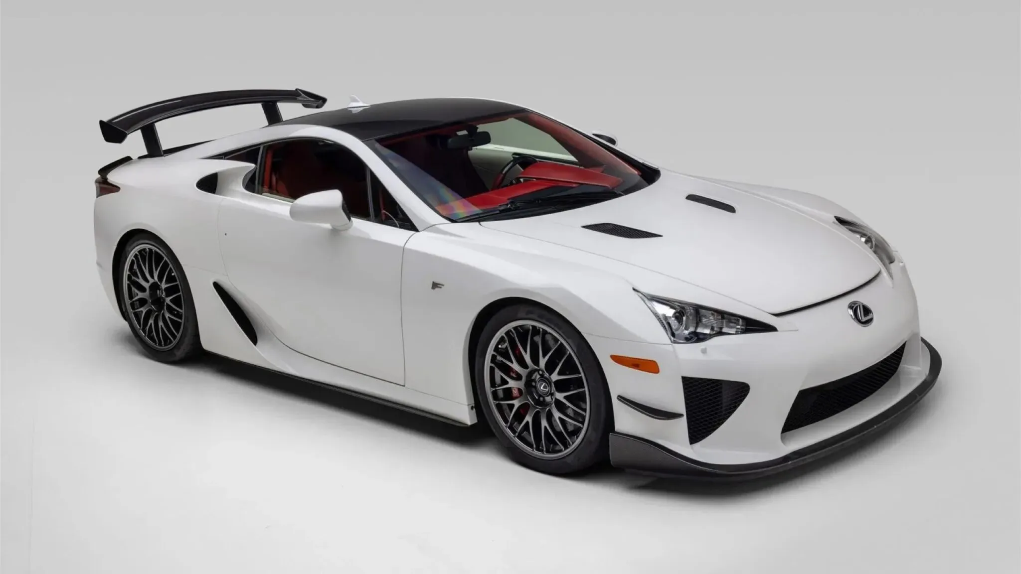 لكزس LFA Nürburgring البيضاء رقم 488 التي قطعت 116 كيلومتراً