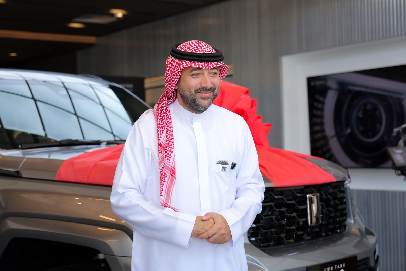 سفير تانك 700 في السعودية أمام السيارة خلال حفل التوقيع بجدة