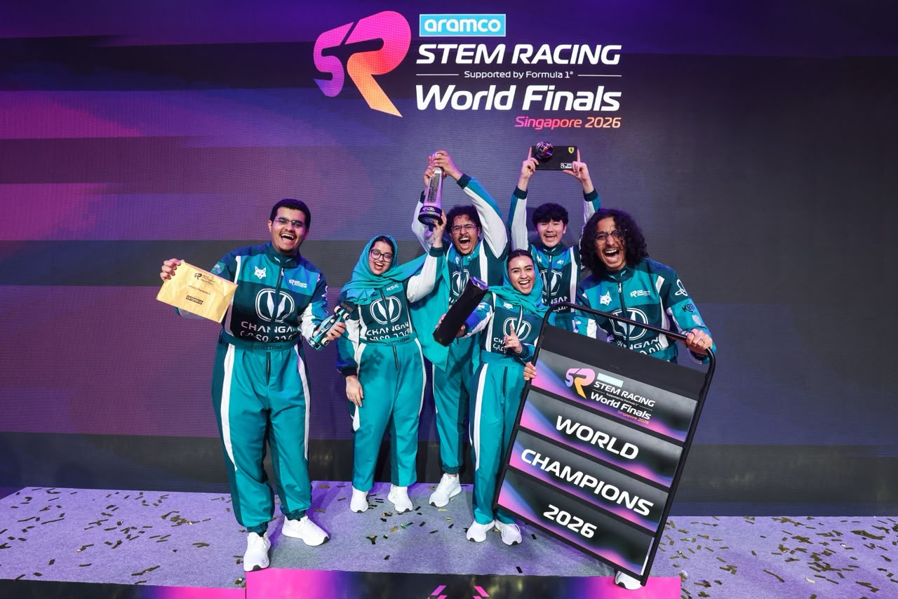 فريق LYNX Racing السعودي على منصة التتويج بعد الفوز بالمركز الأول عالميًا في STEM Racing بسنغافورة 2026