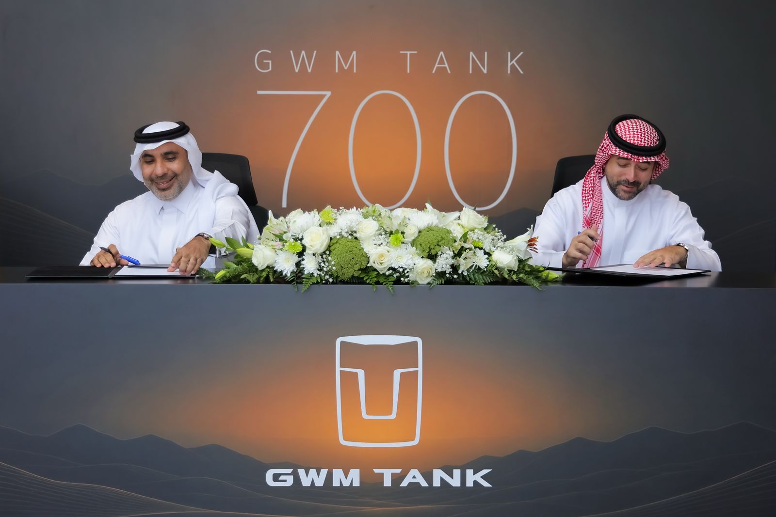 توقيع اتفاقية سفير تانك 700 في معرض الشركة عند طريق المدينة بجدة