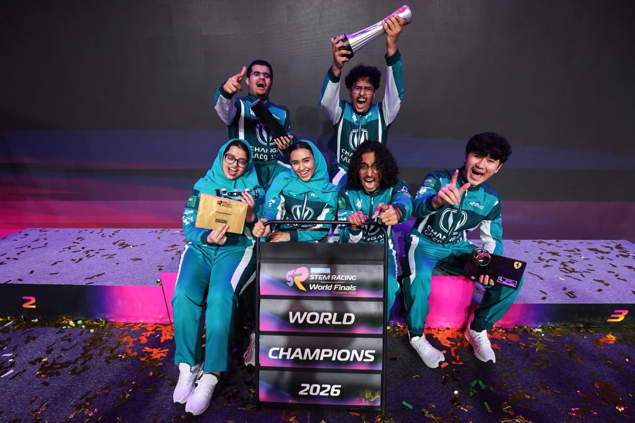 أعضاء فريق LYNX Racing يحتفلون بلقب بطل العالم في STEM Racing 2026