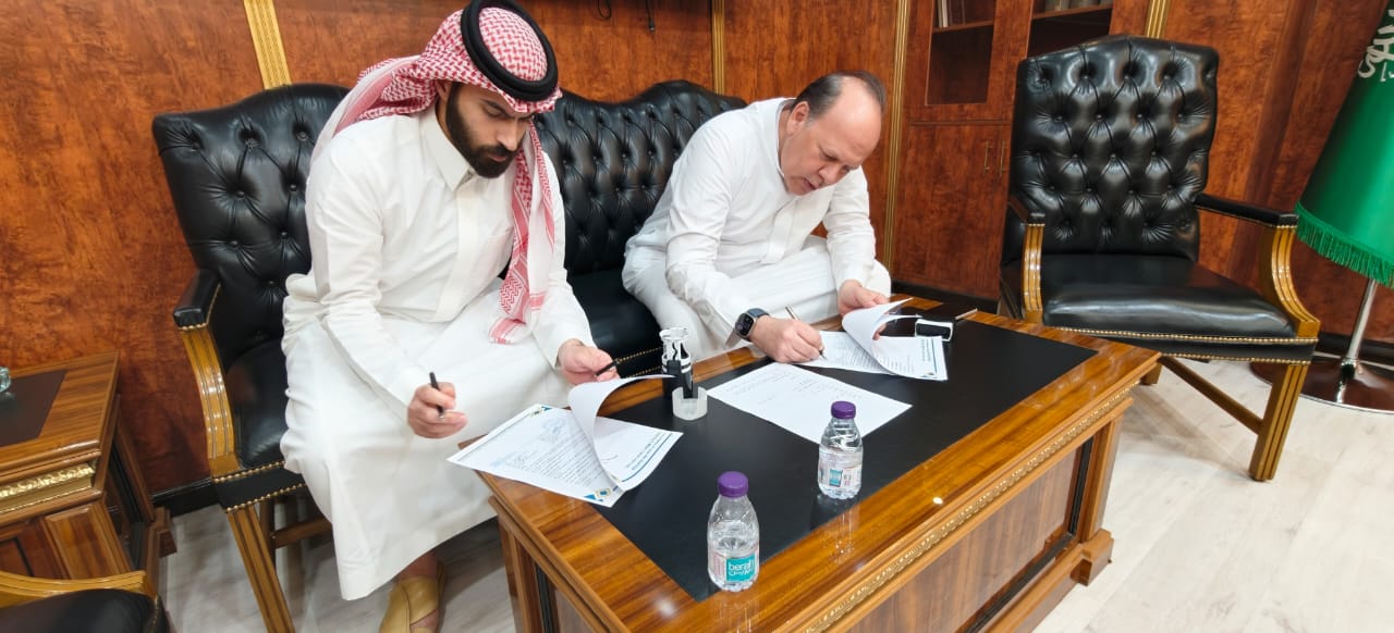 لحظة توقيع اتفاقية الوكالة الحصرية في مجال تسويق المؤثرين وصنّاع المحتوى